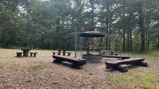 der öffentliche Grillplatz an der Burg Dischingen ist aktuell durch einen Bauzaun und rot-weißes Absperrband gesperrt. Drum herum sind Sitzgelegenheiten, an denen jedoch illegal gegrillt wird.