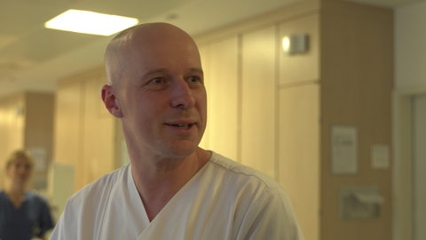 Oberarzt Stephan Lorenz vom Klinikum Stuttgart steht vor der Kamera.