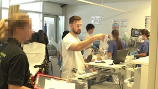 Ein Klinikarzt steht in der Notaufnahme.