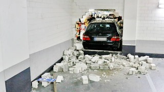 Auto durchbricht eine Parkhauswand in Backnang