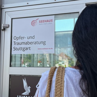 Eine Betroffene von häuslicher Gewalt ist bei der Opfer- und Traumaberatung in Stuttgart.