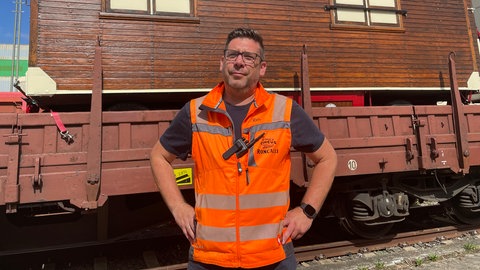 Für Jörn Enderlein vom Güterzugbetreiber Rail Bavaria ist der Transport des Zirkus Roncalli auf seiner Tour "eine Ehre". Er ist beim Entladen in Kornwestheim mit vor Ort.