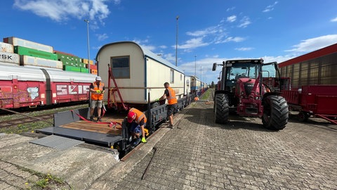 Mitarbeiter des Zirkus Roncalli und von Bavaria Rail laden am Güterbahnhof Kornwestheim Wagen vom Güterzug. Der Zirkus geht per Eisenbahn auf Tour. Auch für seinen Stopp in Ludwigsburg nutzte er die Schiene.