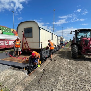 Mitarbeiter des Zirkus Roncalli und von Bavaria Rail laden am Güterbahnhof Kornwestheim Wagen vom Güterzug. Der Zirkus geht per Eisenbahn auf Tour. Auch für seinen Stopp in Ludwigsburg nutzte er die Schiene.