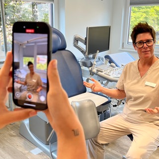 Frauenärztin Esther Scherrenbacher macht Instagram-Videos und erklärt Perimenopause und Gesundheitspolitik.