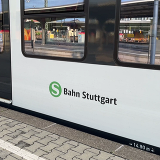 Eine S-Bahn am Gleis: Mehrere Unternehmen und Institutionen im Rems-Murr-Kreis sind über den unzuverlässigen S-Bahn-Verkehr verärgert. Sie befürchten Standortnachteile für sich.
