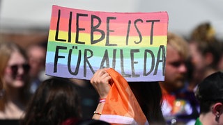 Ein Plakat mit der Aufschrift "Liebe ist für alle da": Schorndorf veranstaltet am 26. September zum ersten Mal einen Christopher Street Day. (Symbolbild)