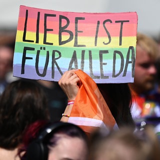 Ein Plakat mit der Aufschrift "Liebe ist für alle da": Schorndorf veranstaltet am 26. September zum ersten Mal einen Christopher Street Day. (Symbolbild)