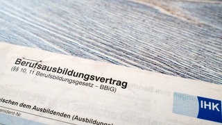Ein Ausbildungsvertrag bei der IHK