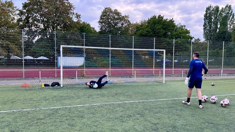 Torwart Gabriel Habmann hält einen Ball