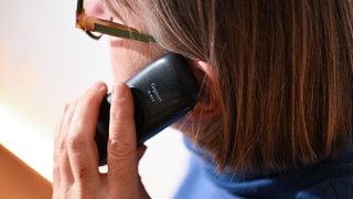 Eine Frau telefoniert: Im Kreis Ludwigsburg wurden zwei Seniorinnen mithilfe von Schockanrufen betrogen. 