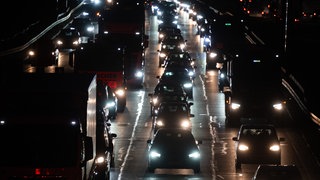 Nach einem Unfall im Engelbergtunnel am frühen Montagmorgen bei Leonberg staute sich der Verkehr beidseitig über mehrere Kilometer. (Symbolbild)
