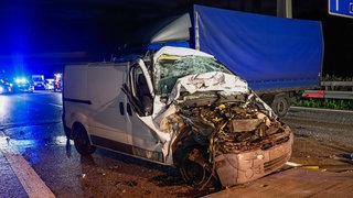 Auf der A81 in Richtung Stuttgart ist am Donnerstagmorgen ein Kleintransporter auf einen Lkw aufgefahren.