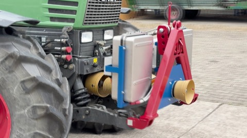 Der "AgriBoost" als "Sandwich"-Lösung: Am Traktor unterstützt er eine Landmaschine - oder übernimmt den Antrieb vollelektrisch, etwa wenn Dauerbetrieb und nicht "volle Power" benötigt werden.
