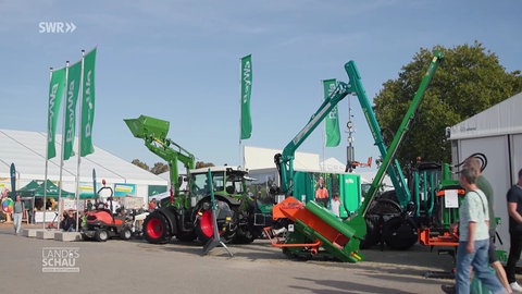 Auf dem Landwirtschaftlichen Hauptfest informieren sich auch Fachbesucher über die Neuheiten bei Traktoren und Landmaschinen. Sie treiben aktuell auch die hohen Treibstoffkosten um.