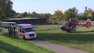 Bei einer Explosion in Fellbach sind zwei Männer schwer verletzt worden. Sie kamen per Rettungswagen und Rettungshubschrauber ins Krankenhaus.