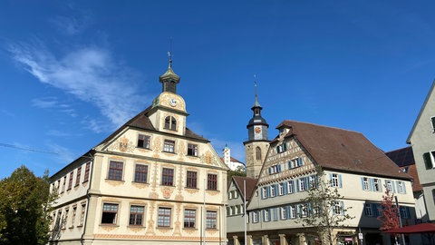 Marktplatz von Vaihingen an der Enz mit Blick auf historisches Rathaus, Burg Kaltenstein und Stadtkirche