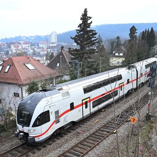 Ein Intercity-Zug fährt über die sogenannte Panoramabahn-Strecke in Stuttgart. Die ist im Oktober für drei Wochen voll gesperrt.