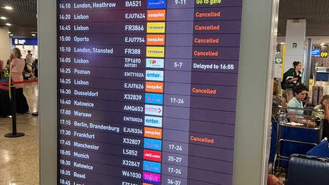 Tausende Urlauber hängen am Flughafen Funchal auf Madeira fest, weil ihr Flug gestrichen wurde. Die Winde waren auch am Sonntag zu stark.
