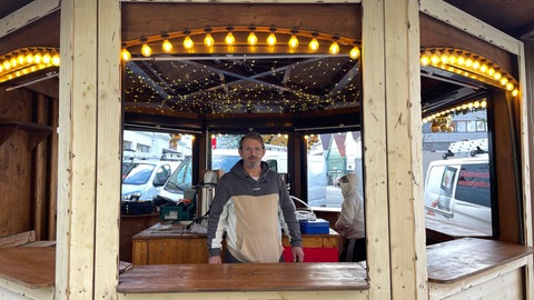 Auf dem Weihnachtsmarkt in Reutlingen: Hermann Zimmermann, der Betreiber der Glühwein-Pyramide, steht in seinem Stand.