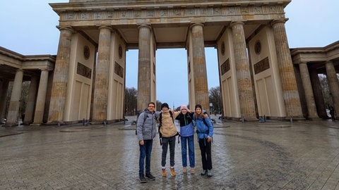 Die Sternsinger aus dem Kreis Reutlingen sind für den Besuch beim Kanzler in Berlin angekommen und waren am Montag am Brandenburger Tor und beim Bundestag.