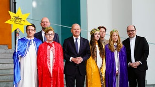 Die Sternsinger Lea, Ruben, Jonas und Aurelia sowie Begleiterin Veronika Tiliné-Vitéz aus der Seelsorgeeinheit Reutlingen-Nord in Pliezhausen haben die Diözese Rottenburg-Stuttgart beim Empfang von Kanzler Scholz vertreten.