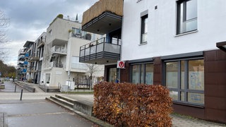Eine Häuserzeile im Tübinger Stadtviertel "Alte Weberei". Die Häuser und Wohnungen sind ans Fernwärmenetz angeschlossen.