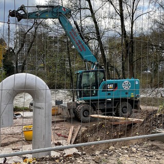 In Tübingen gibt es jetzt eine Fernwärmeleitung, die unter dem Neckar hindurch läuft. Sie soll Fernwärme aus einem Solarthermiewerk in die Innenstadt bringen.