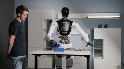 Ein Mann steht neben einem menschenähnlichen Roboter. Der Hersteller NEURA Robotics aus Metzingen hat von Investoren 120 Millionen Euro bekommen.