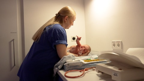 Hebamme Pauline Brückner untersucht den kleinen Mats. Das Baby ist in der Tuttlinger Klinik zur Welt gekommen.