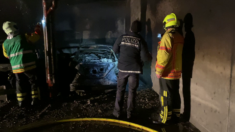 Am Sonntagabend haben mehrere Autos einer Tiefgarage in  Pfullingen im Kreis Reutlingen gebrannt. Verletzt wurde niemand