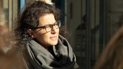Asli Kücük macht Wahlkampf auf der Straße in Tübingen. Sie möchte bei der Bundestagswahl für die Grünen das Direktmandat im Wahlkreis Tübingen holen.