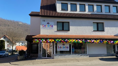 Direkt an der Hauptstraße in Lichtenstein-Unterhausen hat der Kostüm- und Partyshop Locoria neueröffnet. Passend zum Fasching hängen am Eingang bunte Ballone.