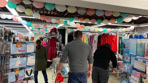 Viele Kunden schlendern durch die Gänge des Köstümladens und suchen noch nach dem passenden Faschingsoutfit für diese Saison