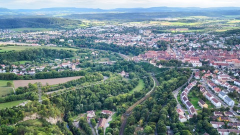 Vogelperspektive auf die "NECKAR LINE" Hängebrücke, wie sie aussehen soll, wenn sie im Frühjar 2026 fertiggestellt wird.