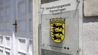 Ein Hinweisschild vom Verwaltungsgericht Sigmaringen. Das Gericht hat die Klage einer mutmaßlichen Reichsbürgerin abgewiesen.