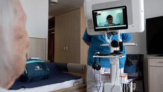 Der Medienturm ist ein Wagen mit zwei Bildschirmen, einem Stethoskop und einer Ultraschallsonde. Beim Pilotprojekt HeimDoc werden Bewohner aus Pflegeheimen mit Telemedizin versorgt.