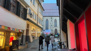 Neues Banner mit der Frage "Wäre Jesus Klimaaktivist?" ist rund um den Tübinger Holzmarkt schon von weitem an der Stiftskirche zu sehen.