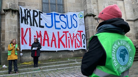 Banner-Aktion von Parents4Future und Christians4Future an der Tübinger Stiftskirche wirft die Frage auf: "Wäre Jesus Klimaaktivist?"