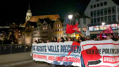 Protestzug auf Neckarbrücke in Tübingen: Aktivisten forderten, dass bei einem Wahlpodium in Tübingen, der AfD-Kandidat ausgeladen wird.