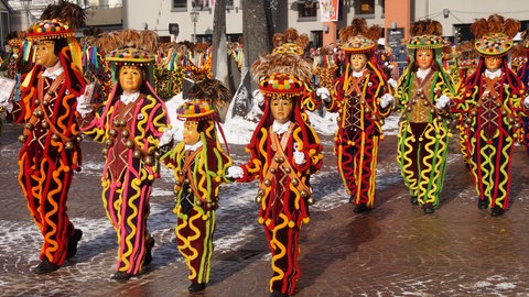Die Schömberger Narren tanzen ihren berühmten "Bolanes" (Polonaise). Sie sind in der Hochphase der Fasnet täglich unterwegs.