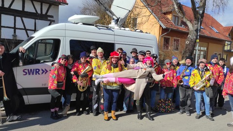Die Narren in Melchingen auf der Schwäbischen Alb versammeln sich vor dem SWR-Übertragungswagen