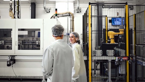Beschäftigte im Werk von CustomCells in Tübingen, in dem Batterien hergestellt und weiterentwickelt werden.