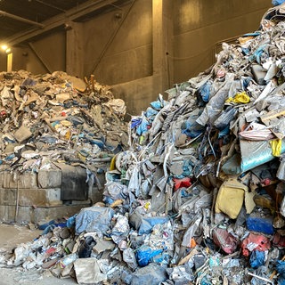 Unsortierte Müllberge in einer Lagerhalle bei Korn Recycling in Tübingen. Weggeworfene Akkus sorgen immer wieder für Brände.