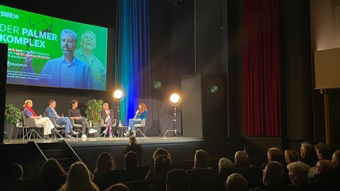 Auf der Kinobühne saßen bei der anschließenden Podiumsrunde Sandra Müller (Leiterin der SWR Multi-Media Redaktion Tübingen), Olaf Kramer (Rhetorik- und Wissenskommunikationsprofessor der Universität Tübingen), Filmautor Frank Marten Pfeiffer, Oberbürgermeister Palmer und Moderatorin Nicole Köster.