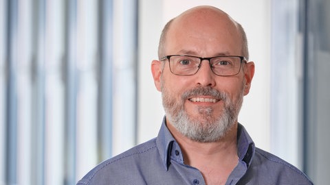 Jochen Krumpe ist im Studio Tübingen im Bereich Technik zuständig für Fernseh- Hörfunk und Onlineproduktionen und dafür, dass die Technik reibungslos läuft.