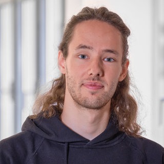 Leon Spachmann ist Reporter beim SWR im Studio Tübingen für Social Media, Online und Hörfunk.