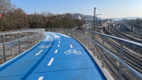 Frost auf der Radbrücke West in Tübingen. Die Heizung der Brücke ist ausgefallen. Die Firma, die die Heizung eingebaut hat, versucht sie jetzt zu reparieren.
