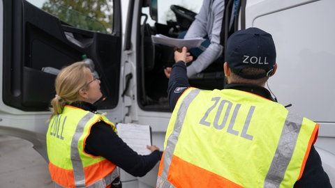 Zollbeamte kontrollieren einen LKW (Symbolbild): In Weil am Rhein haben der Zoll und das Regierungspräsidium Tübingen 1.080 Sonnenbrillen aus China aus dem Verkehr gezogen.