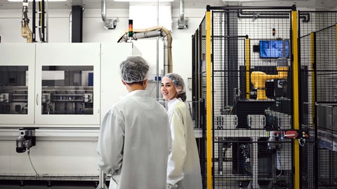 Beschäftigte im Werk von CustomCells in Tübingen, in dem Batterien hergestellt und weiterentwickelt werden.